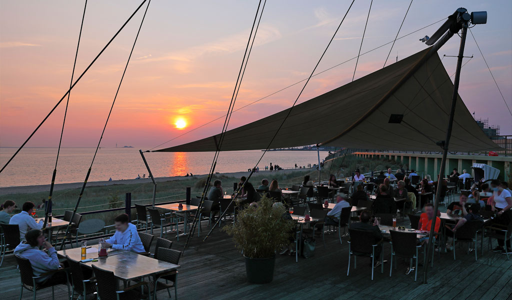 Holzterrasse Seelust im Sonnenuntergang