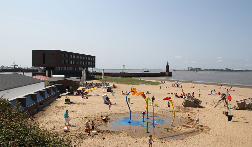 Blick auf das Geschehen am Strand