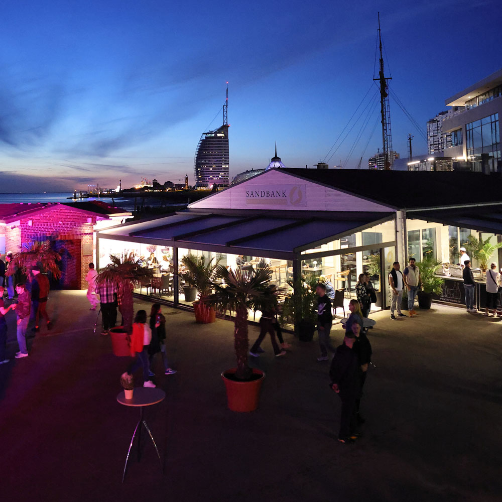 Blick auf die Sandbank mit den zwei Wintergärten bei Nacht