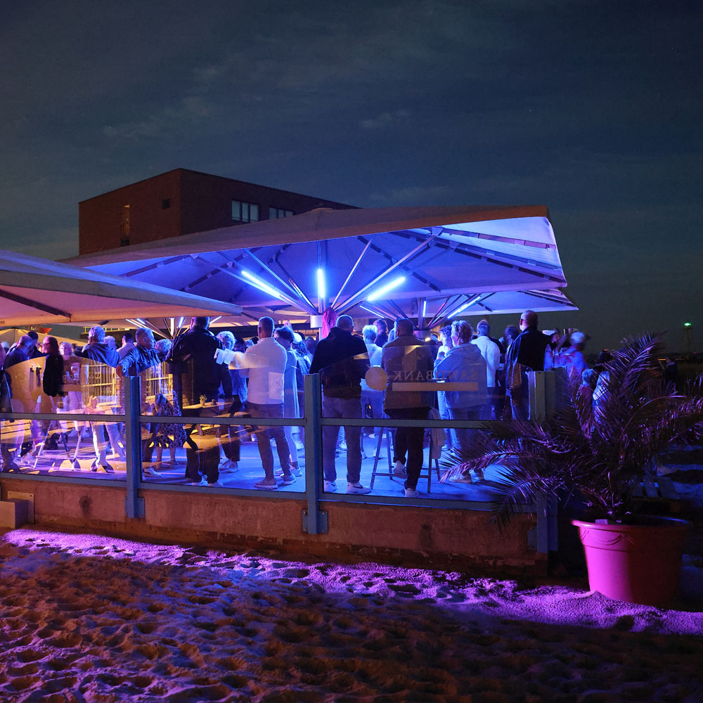 Blick wärend der blauen Stunde auf die Terrase der Sandbank.